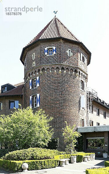 Burghotel  Backsteinturm der ehemaligen Wasserburg Oeding  Oeding  Südlohn  Münsterland  Nordrhein-Westfalen  Deutschland  Europa