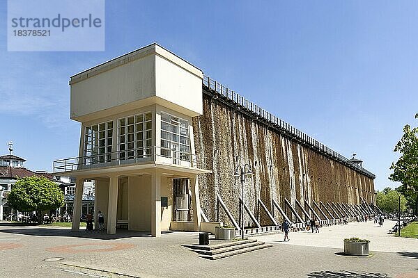 Altes Gradierwerk mit Technikgebäude im Stil der Neuen Sachlichkeit  Bad Rothenfelde  Niedersachsen  Deutschland  Europa