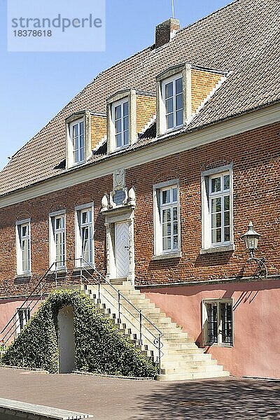 Alte fürstbischöfliche Burg  später Amtshaus  heute mit Erweiterungsbauten Vredener Rathaus  Vreden  Münsterland  Nordrhein-Westfalen  Deutschland  Europa