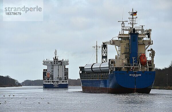 Frachtschiff und Containerschiff fahren durch den Nord-Ostsee-Kanal  Schleswig-Holstein  Deutschland  Europa