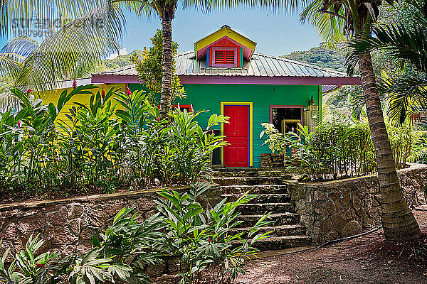 bunt gestrichenes Haus auf La Digue  Seychellen. |colorful painted house on La Digue  Seychelles|