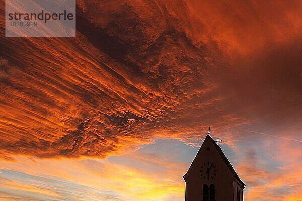 Silhouette einer Kirchenstiege unter einem wolkenverhangenen orangefarbenen Himmel im Sonnenuntergang. Elsass  Frankreich  Europa