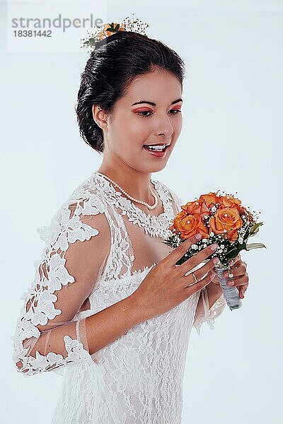 Porträt einer Braut mit Brautstrauß  Studioaufnahme
