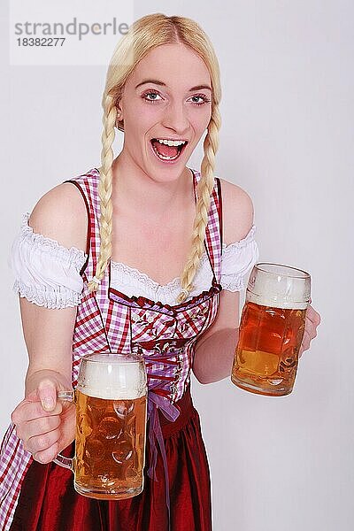 Blondes Mädchen mit Zöpfen  im Dirndl  mit zwei Maßkrügen