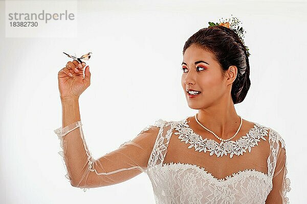 Portrait einer jungen Braut  Schmetterling auf dem Finger  Studioaufnahme