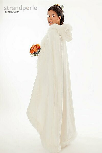 Braut mit weißen Umhang  Studioaufnahme