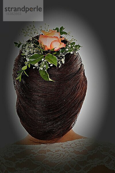 Haarfrisur  hoch gestecktes Haar mit eingearbeiteter Blume  Studioaufnahme
