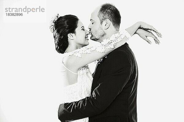 Brautpaar  verliebt  Mann küsst die Nase der Braut  Studioaufnahme in Schwarz-Weiß