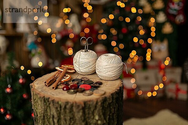 Eine Weihnachtsszene mit schönem Bokeh im Hintergrund und Nähwerkzeug. Im Atelier