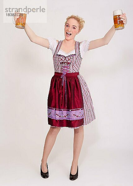 Blonde Frau im Dirndl mit zwei vollen Bierkrügen