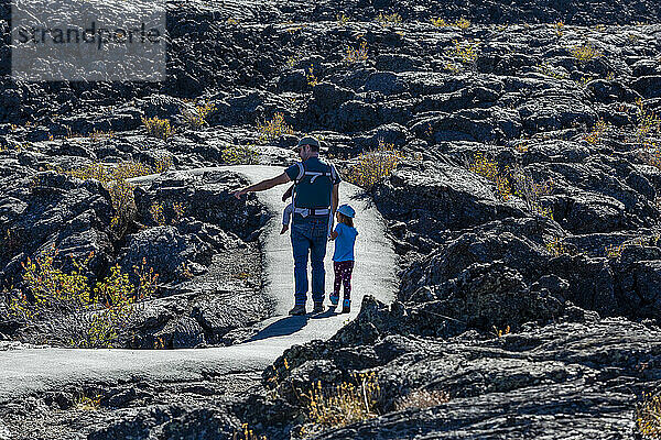 Familie besucht das Craters of the Moon National Monument  um Lavafelder zu sehen