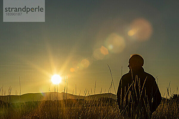 Sonnenuntergang-Silhouette-Ansicht eines Mannes im Feld in der Nähe von Sun Valley Idaho