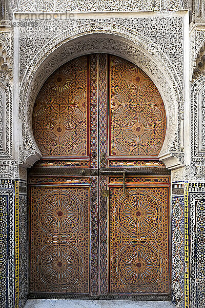 Fes Marokko Atemberaubende handbemalte Tür einer alten Moschee mit handgeschnitzten Gipsarbeiten