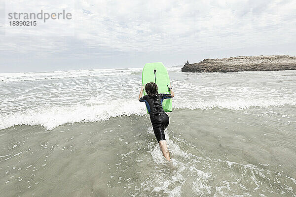 junger Bodyboarder Voelklip Beach Hermanus Südafrika