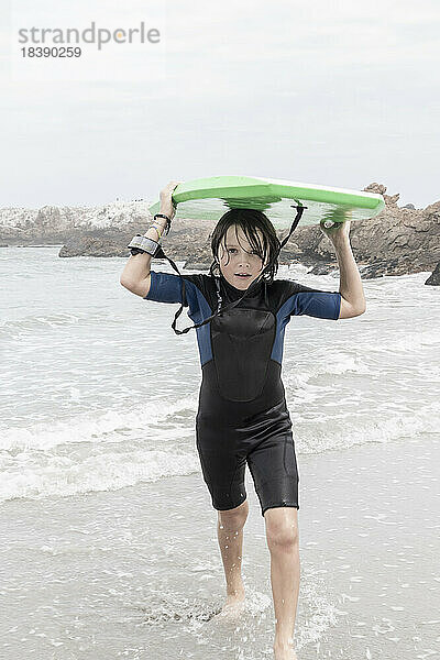 junger Bodyboarder Voelklip Beach Hermanus Südafrika