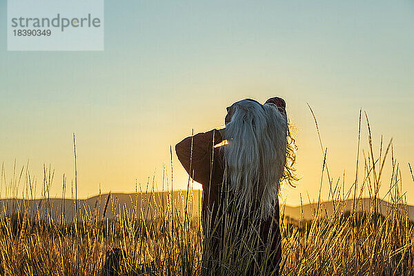 Sonnenuntergang-Silhouette-Ansicht einer Frau auf einem Feld in der Nähe von Sun Valley Idaho