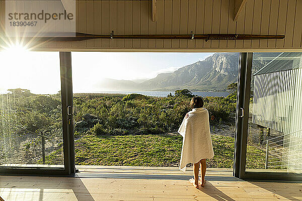 kleiner Junge mit Blick auf die Lagune und die Klein Mountains Stanford Südafrika