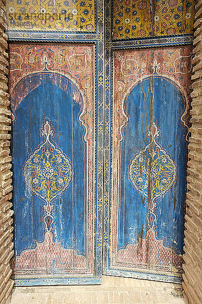 Marrakesch Marokko Die Saadier-Gräber  die berühmte königliche Nekropole aus dem 16. Jahrhundert. Alte bemalte Tür