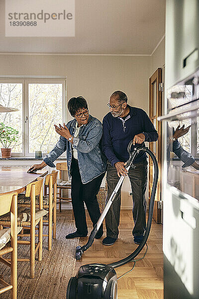Älteres Paar hat Spaß beim Hausputz