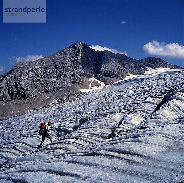 AUT  Österreich  Dachstein: Eine Bergtour auf den Hohen Dachstein  hier am 18.8.1993  ist fuer Teilnehmer wie dieser Bergsteigergruppe schon ein ernste Angelegenheit  Europa