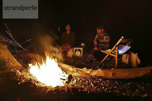 Am Abend im Lager am Feuer  zwei Männer am Lagerfeuer  Biosphärenreservat Mittlere Elbe  Dessau-Roßlau  Sachsen-Anhalt  Deutschland  Europa