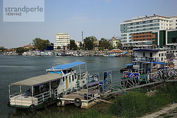 Stadt Tulcea  Dobrudscha  Rumänien  Donauhafen  Anleger der Schiffe auf der Donau  Europa