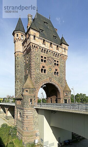 Turm und Brückentor an der Westseite der Nibelungenbrücke  Nibelungenstil  Worms  Rheinland-Pfalz  Deutschland  Europa