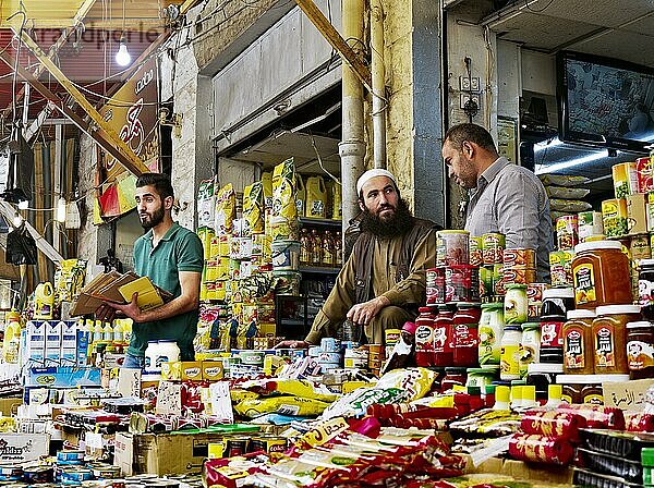 Lebensmittelmarkt: drei Verkäufer in ihrem Verkaufsstand mit Lebensmitteln. Amman  Jordanien  Asien