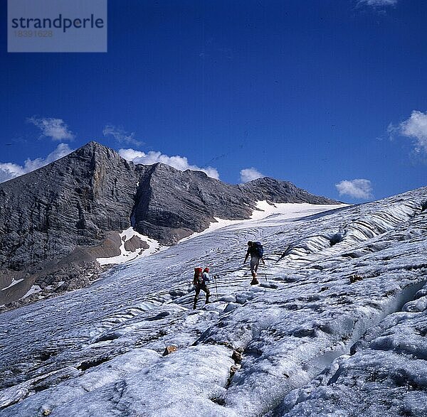 AUT  Österreich  Dachstein: Eine Bergtour auf den Hohen Dachstein  hier am 18.8.1993  ist fuer Teilnehmer wie dieser Bergsteigergruppe schon ein ernste Angelegenheit  Europa