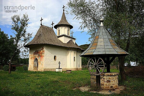 Moldauklöster  Die 1487 erbaute Heiligkreuzkirche von Patrauti bei Suceava ist die kleinste Kirche Stephans des Großen  Rumänien  Europa
