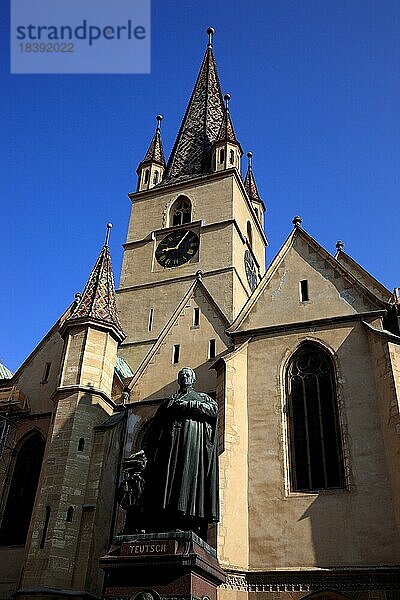 Evangelische Stadtpfarrkirche und Statue des Friedrich Teutsch  1852-1933  ein Bischof der Siebenbürger Sachsen  Sibiu  Rumänien  Europa