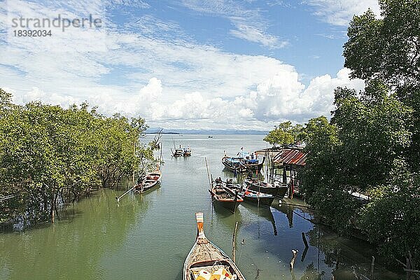 Longtail Boote an der New Bridge  Koh Sukorn  Andamanensee  Provinz Trang  Südthailand  Thailand  Asien