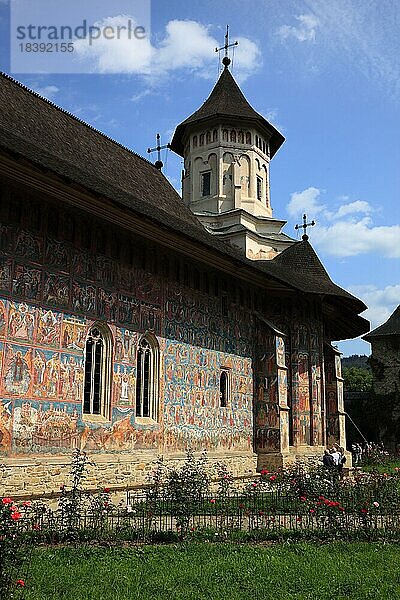Vatra Moldovitei  Kloster Moldovita  Manastirea Moldovita  ein rumänisch-orthodoxes Frauenkloster  Fresken an der innerhalb der Klostermauern befindliche Kirche  die Mariä Verkündigung geweiht ist  wurde 1993 in die Liste des UNESCO-Weltkulturerbes aufgenommen  Moldauklöster  Rumänien  Europa