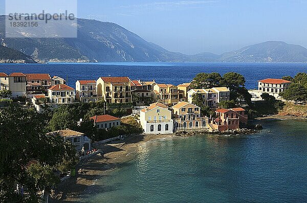 Dorf Assos zwischen zwei Buchten  Kefalonia  Ionische Inseln  Griechenland  Europa