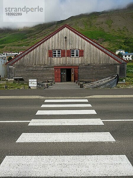 Zebrastreifen zum Bootshaus  Museum des Heringszeitalters  Sildarminjasafn  Siglufjordur  Island  Europa