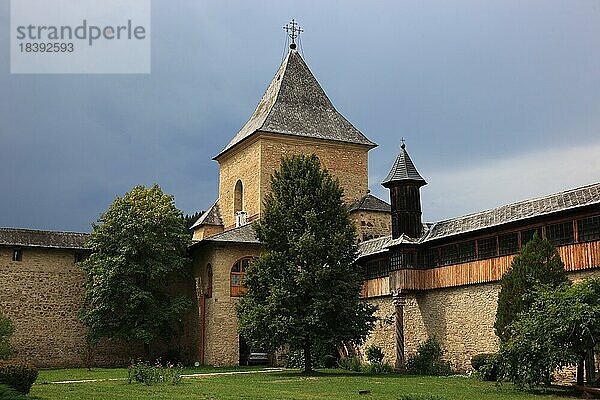 Das Kloster Sucevita  Manastirea Sucevita  liegt im Kreis Suceava auf dem Gebiet der Gemeinde Sucevita. Die innerhalb der Klostermauern befindliche rumänisch-orthodoxe Kirche  die der Auferstehung Jesu Christi geweiht ist  gehört seit August 2010 zu den in die Liste des UNESCO-Weltkulturerbes aufgenommenen Klöstern  Rumänien  Europa