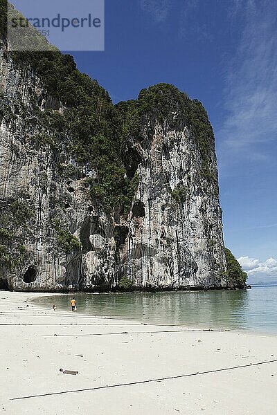 Karstfelsen und weißer Sandstrand am glasklaren Meer  Koh Lao Liang  Andamanensee  Südthailand  Thailand  Asien