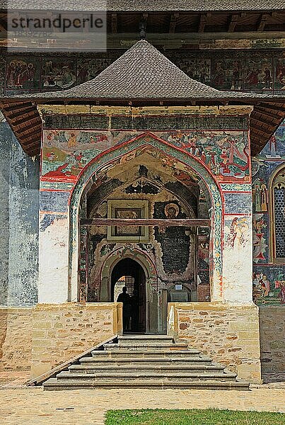 Das Kloster Sucevita  Manastirea Sucevita  liegt im Kreis Suceava auf dem Gebiet der Gemeinde Sucevita. Die innerhalb der Klostermauern befindliche rumänisch-orthodoxe Kirche  die der Auferstehung Jesu Christi geweiht ist  gehört seit August 2010 zu den in die Liste des UNESCO-Weltkulturerbes aufgenommenen Klöstern  Rumänien  Europa