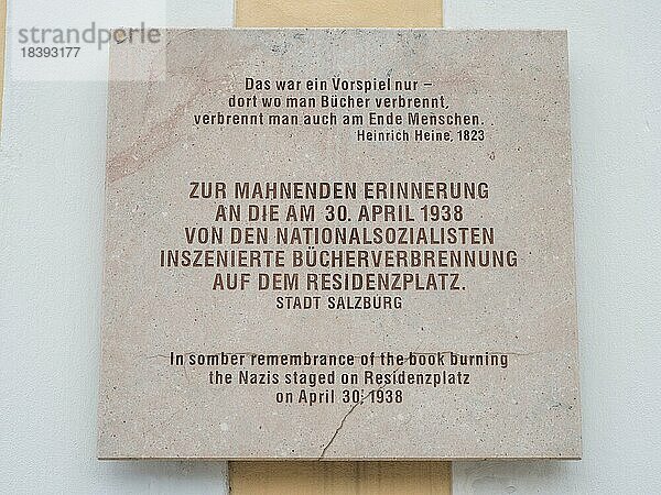 Gedenktafel  zur mahnenden Erinnerung an die Bücherverbrennung der Nationalsozialisten  Residenzplatz  Stadt Salzburg  Salzburger Land  Österreich  Europa