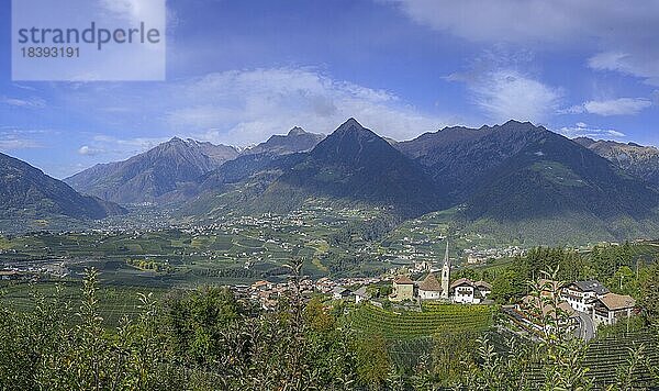 Blick vom Schenner Waalweg auf Ort und Kirche St.Georgen  Schenna  Südtirol  Italien  Europa