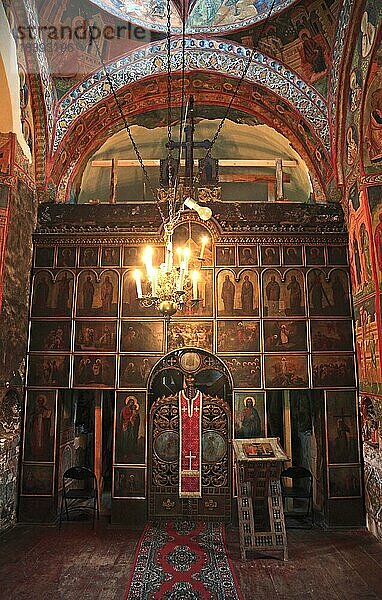 Moldauklöster  Die 1487 erbaute Heiligkreuzkirche von Patrauti bei Suceava ist die kleinste Kirche Stephans des Großen  Votivbemalung im Innenraum  Rumänien  Europa