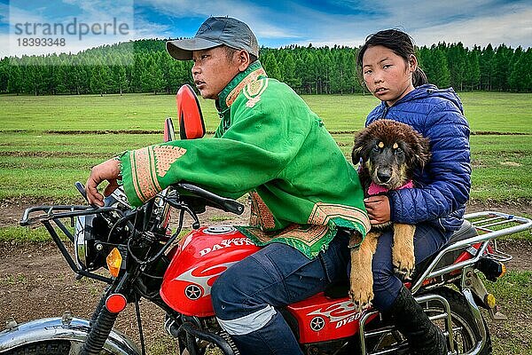 Kinder finden endlich ihren Babyhund. Provinz Bulgan  Mongolei  Asien