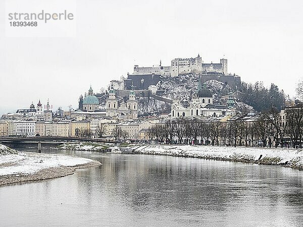 Salzburg im Winter  Ausblick auf die Festung Hohensalzburg und die Salzach  Salzburg  Österreich  Europa