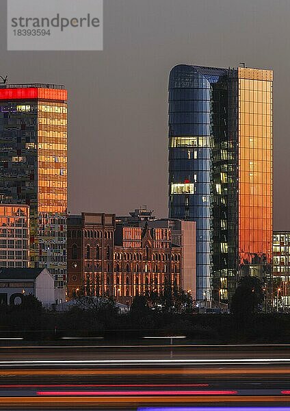 Moderne Architektur am Medienhafen in der Morgendämmerung  Düsseldorf  Nordrhein-Westfalen  Deutschland  Europa