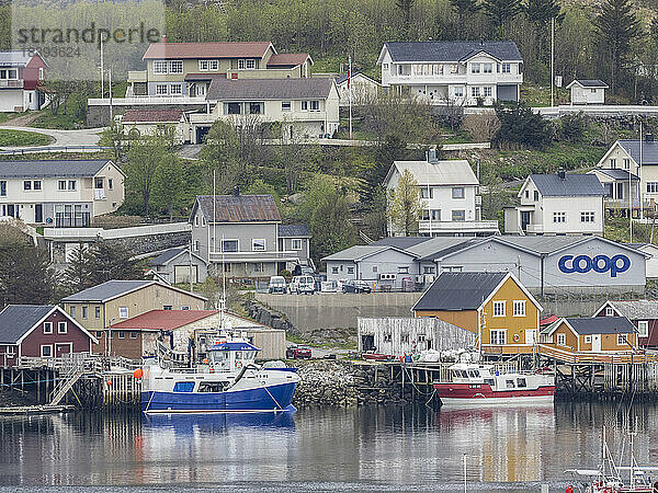 Ein Blick auf die Stadt Reine  ein Fischerdorf auf Moskenesoya im Lofoten-Archipel  Norwegen  Skandinavien  Europa