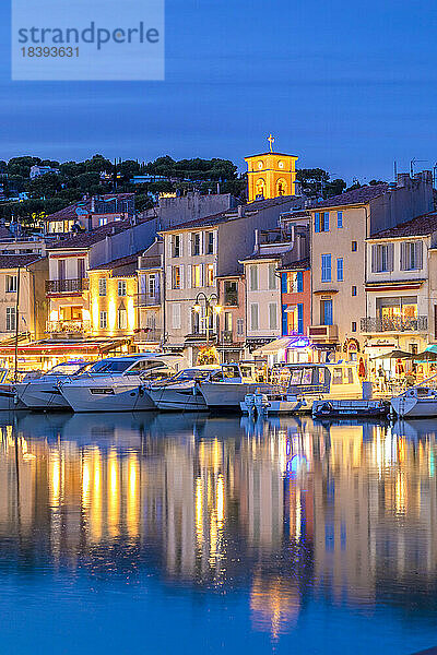 Der Hafen von Cassis in der Abenddämmerung  Cassis  Bouches du Rhone  Provence-Alpes-Cote d'Azur  Frankreich  Westeuropa