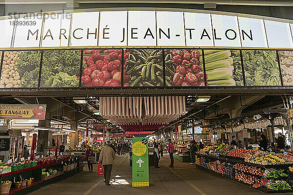 Ausgestellte regionale Produkte auf dem Jean-Talon-Markt (Marche Jean-Talon)  Montreal  Quebec  Kanada  Nordamerika