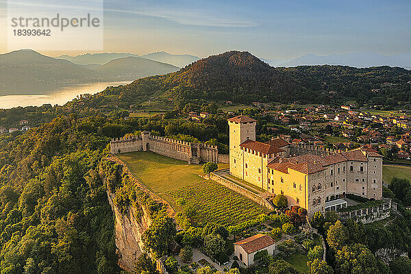 La Rocca di Angera  Angera  Lago Maggiore  Piemont  Italienische Seen  Italien  Europa