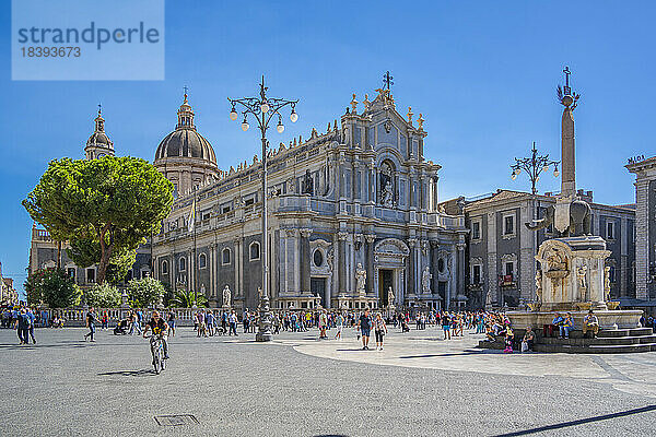 Blick auf den Dom von Sant'Agata und den Elefantenbrunnen  Piazza Duomo  Catania  Sizilien  Italien  Mittelmeer  Europa