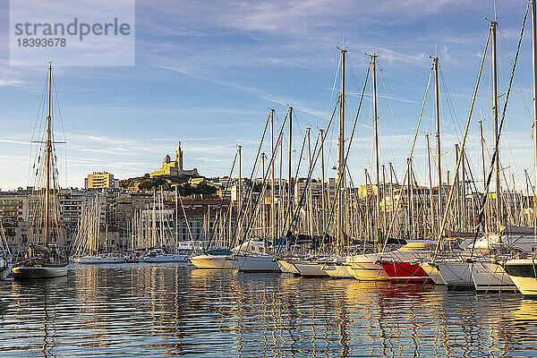Hafen von Marseille und Notre-Dame de la Garde bei Sonnenaufgang  Marseille  Bouches-du-Rhone  Provence-Alpes-Cote d'Azur  Frankreich  Westeuropa